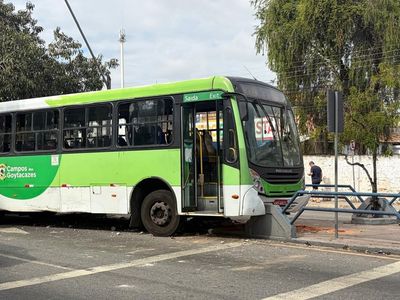 Ônibus invade ciclovia em Campos; caso reforça urgência de manutenção em Goiânia