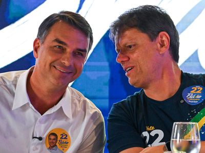 Flávio Bolsonaro reúne prefeitos de SP e pede mobilização para 2026