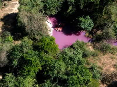 Carreta com produtos químicos tomba na BR-153 e aciona alerta hídrico em Goiás