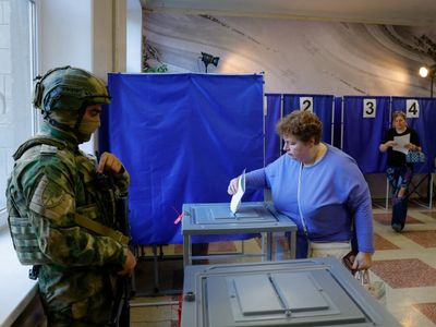 Ucranianos votam em eleição russa sob vigilância armada em Donetsk ocupado