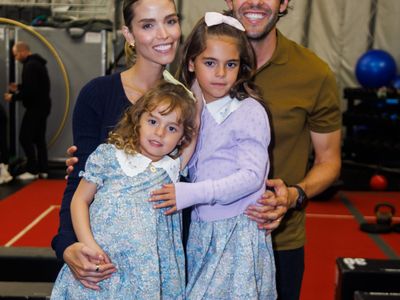 Kaká leva família a espetáculo do Cirque du Soleil