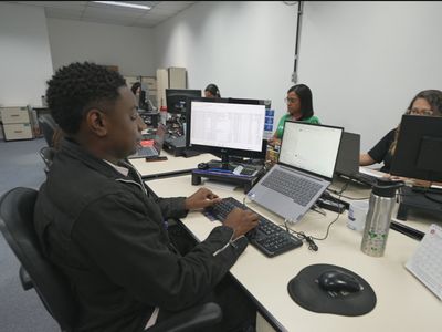 Estudo da FGV revela que quase metade das empresas brasileiras adotou IA mas enfrenta dificuldade de encontrar profissionais preparados