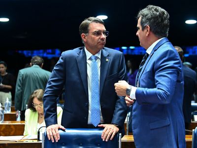 Aliados de Flávio Bolsonaro tentam reverter decisão do PP e costurar aliança com Republicanos