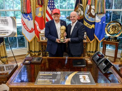 Trump não conversou com Fifa sobre cartão vermelho de Balogun; notícia é fake