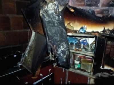 Incêndio destrói casa em Sobral e consome móveis e sucata acumulada