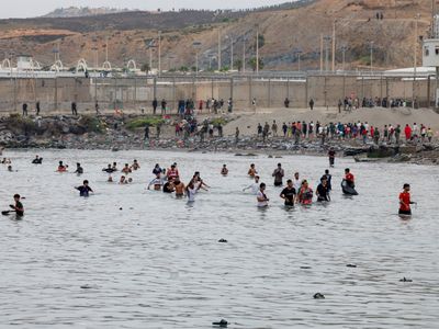 França anuncia reforço de fronteiras após chegada de marroquinos a Ceuta