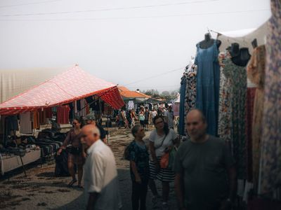 Feira de brechós reúne mais de 10 mil peças a partir de R$ 3 neste sábado em Goiânia