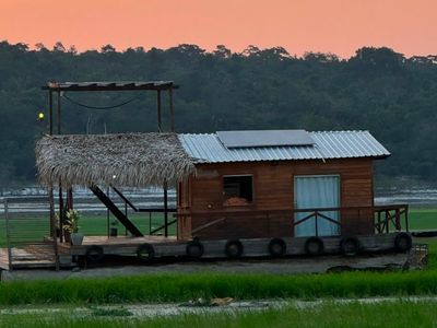 Donos de flutuantes no Rio Tarumã se preparam para seca prevista no Amazonas