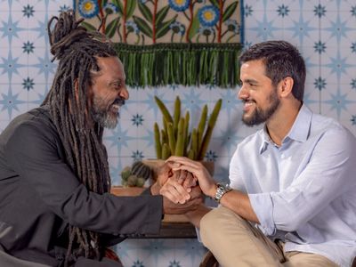 Felipe Simas interpreta pastor que promove dialogo entre credos em 'Lá na Minha Terra'