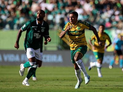Jogador do Cuiabá aplica lençol em atleta do Goiás na Série B