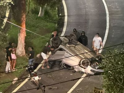 Motorista capota carro após perder controle e atingir duas árvores em Campinas (SP)