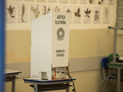Crianças podem acompanhar responsáveis na cabine de votação, orienta TSE