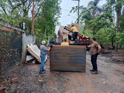 Rio Itapetininga cai para 3,5m e prefeitura inicia mutirão de móveis danificados