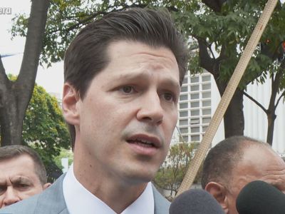 Daniel Vilela apresenta propostas durante desfile de 7 de Setembro em Goiânia