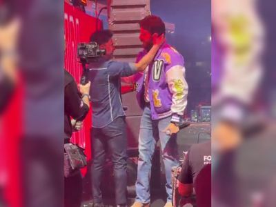 Zezé di Camargo assiste show de Gustavo Mioto atrás do palco; vídeo viraliza