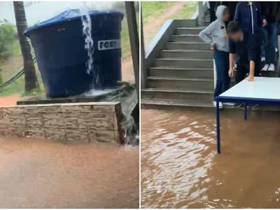 Escola estadual em Cotia alaga e alunos cruzam água sobre mesas improvisadas