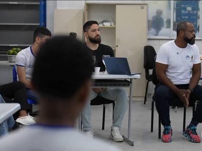 Lei obriga escolas de Goiás a combater machismo no currículo; projetos focam meninos para prevenir violência