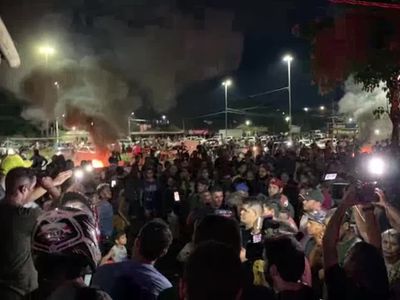 Garimpeiros bloqueiam BR-319 em Porto Velho após dragas incendiadas em operação federal