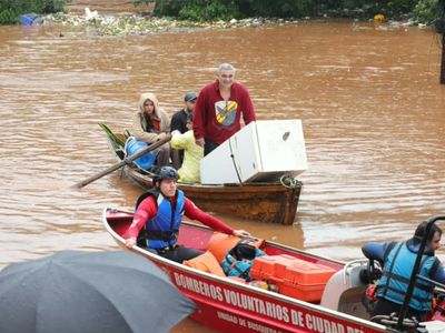 Chuvas alagam Foz do Iguaçu e Ciudad del Este; moradores usam barcos