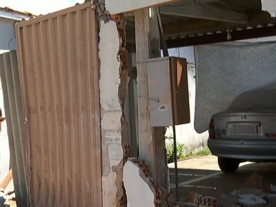 Caminhonete atinge casa e derruba muro em Franca, SP