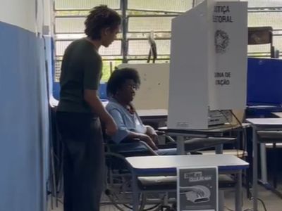 Aos 100 anos, idosa vota no Rio com ajuda de familiares e inspira eleitores goianienses