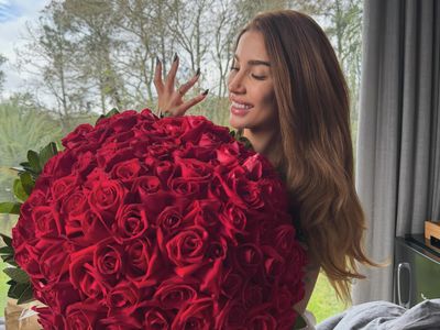 Bianca Andrade anuncia noivado com foto de anel e buquê de rosas vermelhas