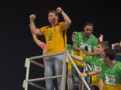 Flávio Bolsonaro promete auxílio federal contra queimadas no Amazonas em evento na capital