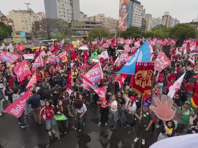 Apoiadores de Lula fazem caminhada e ato em Porto Alegre às vésperas do segundo turno