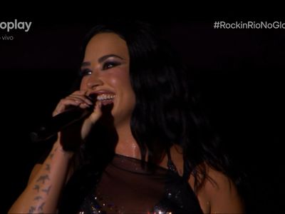Demi Lovato chora no palco em São Paulo e agradece carinho dos fãs brasileiros