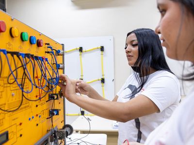 Cursos técnicos alinham teoria e prática para suprir demanda do mercado em Goiás