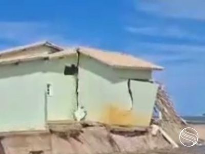 Mar avança e compromete estrutura de casa na Praia do Saco, em Estância