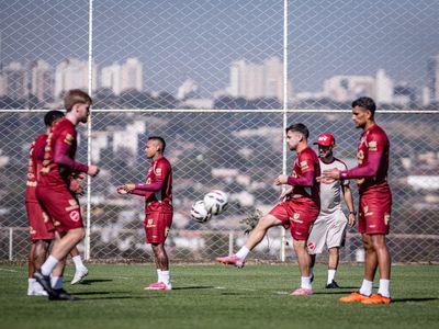 Vila Nova assume liderança da Série B com três vitórias seguidas sem sofrer gols