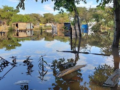 Temporal deixa moradores ilhados e destrói móveis em comunidade de Campo Grande