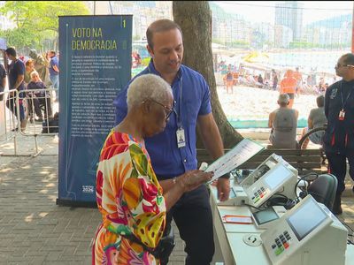 Eleitores testam urna eletrônica no calçadão de Copacabana