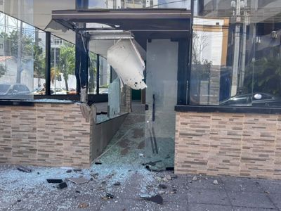 Artefato explode e destrói fachada de restaurante japonês no Meireles, em Fortaleza