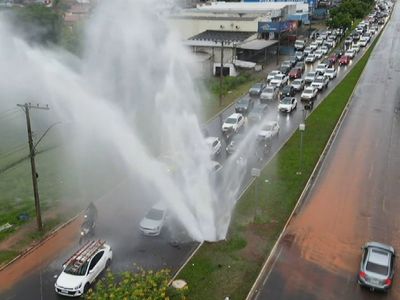 Adutora rompe na Av. Leste Oeste e alaga pista em Goiânia