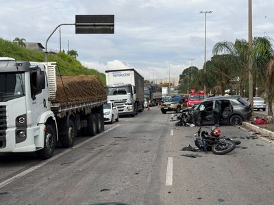 Acidente com carro, moto e carreta deixa feridos na Via Expressa, Contagem