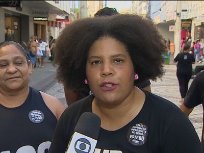 Samara Martins caminha pelo Centro de Aracaju em campanha presidencial