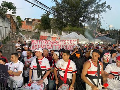 América treina sob protesto da torcida antes de duelo contra o Goiás