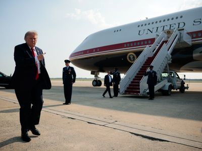 Governo dos EUA intima jornalistas do NYT sobre Air Force One; alerta para jornalismo em Goiânia