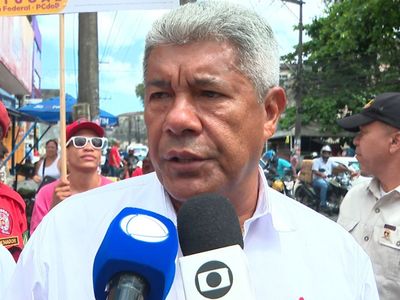 Jerônimo Rodrigues defende escola integral universal em caminhada na capital baiana