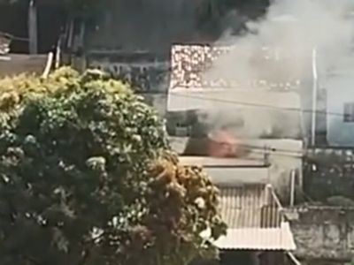 Carro pega fogo em garagem e incêndio atinge casa vizinha em Jaboatão dos Guararapes