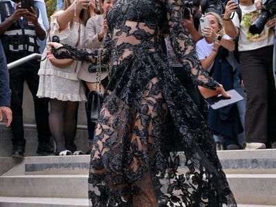Paris e Nicky Hilton brilham juntas em desfile de Elie Saab na Paris Fashion Week