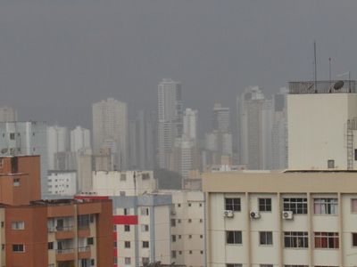 Chuva forte com ventania atinge bairros de Goiânia no sábado