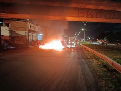Protestos em Recife cobram auxílio pós-chuvas; Goiás se prepara para evitar atrasos