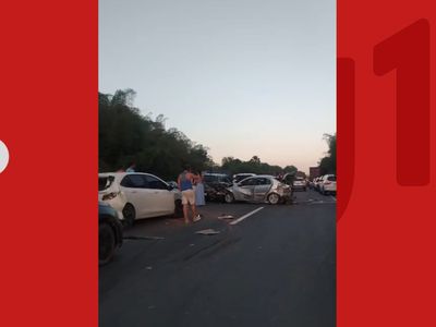 Caminhão tomba na BR-324 e causa engavetamento com vítimas leves na Bahia
