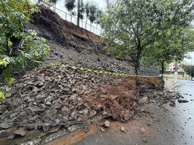 Chuvas intensas alagam avenidas e derrubam muro de escola em Americana (SP)