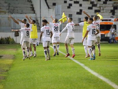 Goiás vence Ponte Preta com dois de Kadu e chega a quatro jogos sem perder