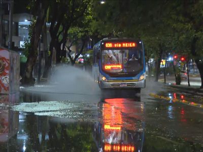 RJ registra madrugada com chuva e raios; previsão é de mais temporais