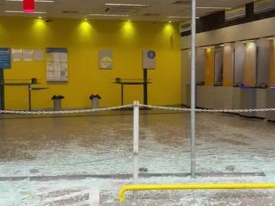Agência do Banco do Brasil tem portas de vidro quebradas em Petrolina